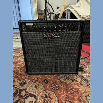 Černý kytarový kombozesilovač s texturovaným povrchem a černou přední síťovkou. Na horním ovládacím panelu je nápis HB-40MFX 40W GUITAR AMP a logo Ha…