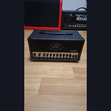 Černý kytarový kombozesilovač s texturovaným povrchem a mřížkou. Na mřížce je viditelné logo Peavey a nápis 6505 MH. Ovládací panel obsahuje několik…