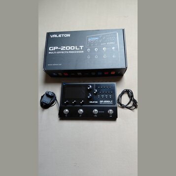Černý multi-efektový procesor s nápisy VALETON GP-200LT MULTI-EFFECTS PROCESSOR. Zařízení má displej, několik ovládacích knofíků a čtyři spodní spína…