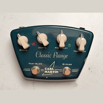 Tmavě modrý efekt pedál s nápisem Classic Flange. Na horní straně jsou čtyři bílé ovládací knoflíky s popisky SPEED, DEPTH, PRE-DELAY a FEEDBACK, dop…
