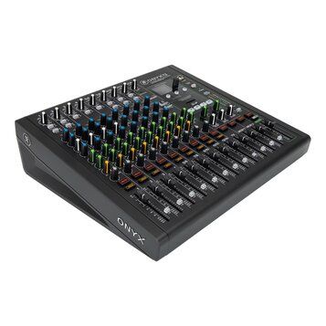 Černý mixovací pult s množstvím ovládacích prvků, posuvníků a knoflíků v modré, zelené a oranžové barvě. Na horní části je nápis ONYX12 a v levém dol…