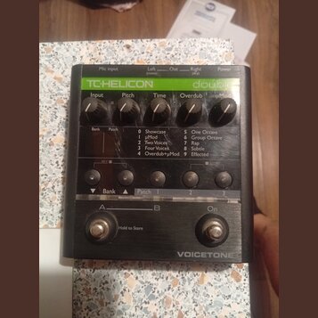 Černý vokální procesor značky TC-HELICON, model double z řady VOICETONE. Zařízení má pět ovládacích knoflíků s popisky Input, Pitch, Time, Overdub a…