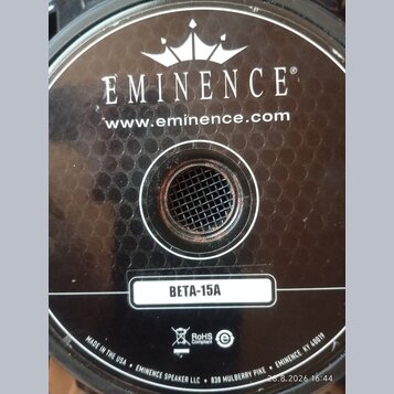 Fotografie zachycuje zadní část černého reproduktoru. Na povrchu je bílý nápis EMINENCE®, webová adresa www.eminence.com a označení modelu BETA-15A v…