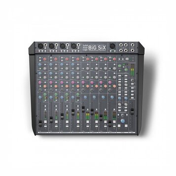 Šedý mixovací pult s černým rámem. V horní části je nápis Solid State Logic a model BiG SiX s doplňkem SUPER analogue superanalogue. Zařízení obsahuj…