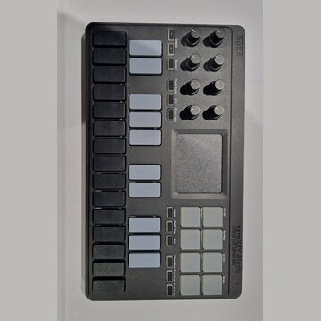 Černý kompaktní MIDI kontrolér značky KORG, model nanoKEY Studio. Obsahuje 25 kláves v několika řadách, šedé ovládací tlačítka a čtyři dvojice otočný…