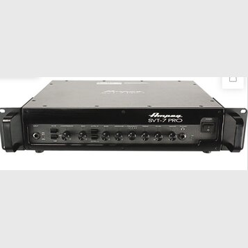 Černý basový zesilovač v rackovém provedení s dvěma bočními madly. Na předním panelu je bílý nápis Ampeg SVT-7 PRO a řada ovládacích prvků s popisky…