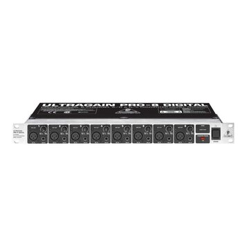 Stříbrné rackové zařízení s černým předním panelem a nápisem ULTRAGAIN PRO-8 DIGITAL 8-CHANNEL A/D & D/A CONVERTER MODEL ADA8000. Přední strana obsah…