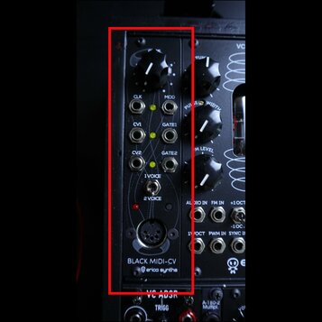 Černý modul s nápisy BLACK MIDI-CV a erica synths. Obsahuje jeden velký ovládací knoflík, pět jackových vstupů/výstupů s popisky CLK, MOD, CV1, GATE1…