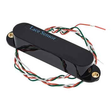 Černý snímač s lesklým povrchem a dvěma montážními otvory na koncích. Na horní straně je modrý nápis Lace Sensor. Ze snímače vychází svazek více bare…