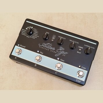 Černý efekt pedál s modrobílým pruhem. Na horní části je nápis Alter Ego VINTAGE ECHO X 4 a ovládací prvky s popisky TIME, FEEDBACK, DELAY LEVEL a LO…