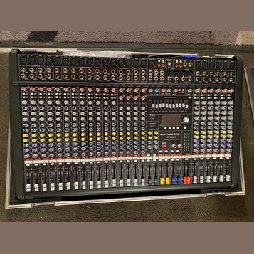 Černý mixovací pult v transportním kufru s hliníkovými hranami. Na pravé straně je bílý nápis „DYNACORD CMS 2200 COMPACT MIXING SYSTEM“. Zařízení obs…