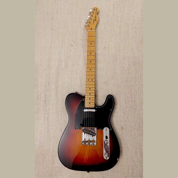 Elektrická kytara s tmelelovým povrchem v přechodu od černé přes červenou k žluté. Na hlavě hmatníku je nápis Fender TELECASTER. Kytara má černý pick…