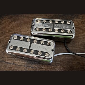 Dva chromované humbuckery s černými cívkami a viditelnými póly. Na kovových krytech je vyražen nápis ROSWELL a číslo 5157940. Z obou snímačů vedou el…