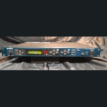 Modrý rackový efektový procesor s kovovým horním krytem. Na předním panelu je vlevo bílé logo YAMAHA a vpravo nápis PROFESSIONAL MULTI-EFFECT PROCESS…