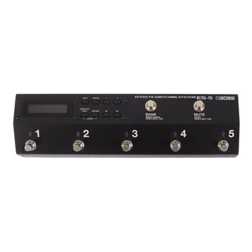 Černý efektový spínač s nápisem EFFECTS SWITCHING SYSTEM ES-5 a logem BOSS. Zařízení má pět stomečovacích spínačů označených čísly 1 až 5, displej a…