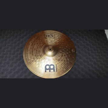 Zlatý kovový činel s výrazným žebrováním po celém povrchu. Na horní části je nápis HCS v rámečku a ve spodní části velké logo M s nápisem MEINL. Na p…