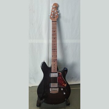 Černá elektrická kytara s tmavě hnědým hnedem hmatníkem a dřevěnou hlavou. Na hlavě je viditelné logo "Cort". Kytara má dva humbuckery, červeně vzoro…