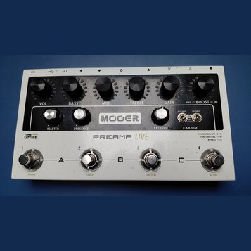 Bílý kytarový předzesilovač značky MOOER s označením PREAMP LIVE. Horní panel obsahuje šest černých otočných ovladačů s popisky VOL, BASS, MID, TREBL…