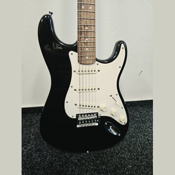 Černá elektrická kytara typu Stratocaster s bílým pickguardem a hnedým hmatníkem. Nástroj má tři snímače s bílými krytkami, jeden volič tónu a dva po…