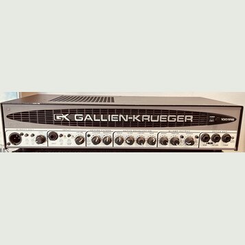 Černý basový zesilovač s nápisem GALLIEN-KRUEGER a logem GK. Na předním panelu je vpravo označení modelu 1001RB a přepínač POWER. Zařízení obsahuje ř…