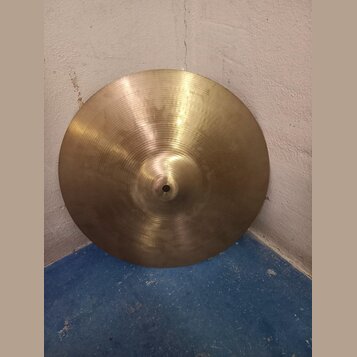 Zlatavý mosazný činel s viditelným opracováním povrchu v koncentrických kruzích. V horní části je vyryt nápis ZILDJIAN. Povrch vykazuje drobné škrába…