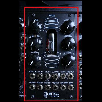 Černý modul syntezátoru s nápisem VCO2. Obsahuje šest černých otočných ovladačů s popisky LINE, DETUNE, PULSE WIDTH, SUB LEVEL, FM LEVEL a TUBE CRUNC…