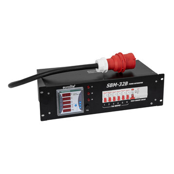Černý rozvodč produkt s nápisem eurolite a označením SBM-32B POWER DISTRIBUTOR. Na předním panelu je digitální multimetr s červenými displeji a šest…