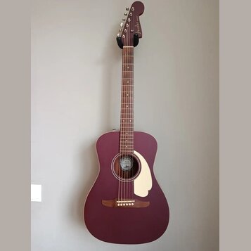 Akustická kytara v matové vínové barvě s krémovým pickguardem. Na hlavě hmatníku je bílý nápis Fender. Uvnitř ozvučovacího otvoru je vidět štítek s l…
