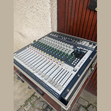 Míchací pult značky Soundcraft, model Efx 16, umístěný v transportním kufru. Zařízení má stříbrno-šedé provedení s řadou potenciometrů, posuvníků a b…