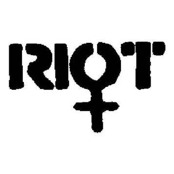 Černobílý obrázek s nápisem RIOT. Písmo je stylizované, přičemž písmeno O je nahrazeno symbolem připomínajícím ženské znamení.
