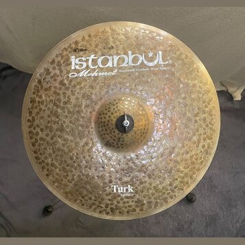 Kruhový mosazný činel s výrazným kovaným povrchem. Na horní části je bílý nápis „Crash“, logo „istanbul“ a pod ním kurzívou „Mehmet“ s doplňkem „Hand…