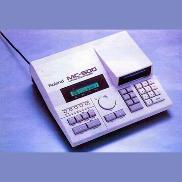 Bílá sekvence s integrovanou disketovou mechanikou. Na horním panelu je nápis Roland MC-500 MICRO COMPOSER a zelený displej s textem SONG 1 MEAS 1 q=…