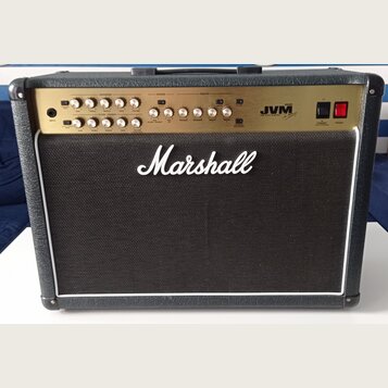 Kytarový kombozesilovač značky Marshall v černém provedení s bílým lemováním. Zlatý ovládací panel nese nápisy JVM 200C, Marshall Valve Amplifier a o…