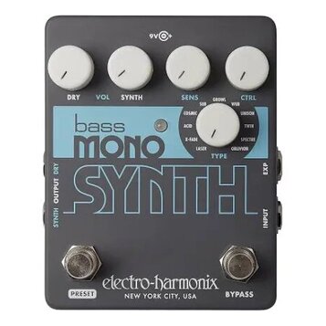 Šedý efekt pedál s modrým středovým panelem. Na horní části jsou čtyři bílé otočné oválkové knoflíky s popisky DRY, VOL SYNTH, SENS a CTRL. Uprostřed…