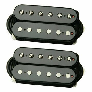 Dvě identické sady černých humbucker snímačů. Horní snímač v každé sadě má viditelné šroubovací póly, spodní snímač má hladké kovové póly. Povrch je…