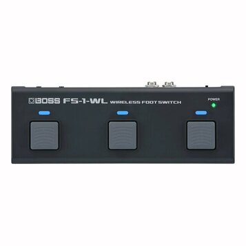 Černý bezdrátový nožní spínač s třemi šedými tlačítky. Na horní části je bílý nápis BOSS FS-1-WL WIRELESS FOOT SWITCH a vpravo nápis POWER vedle zele…
