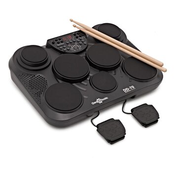 Černá elektronická bicí sada s osmi gumovými pady a dvěma př춧ky. Na těle nástroje je bílý nápis Gear4music a označení DD-70 DIGITAL DRUM. V horní čás…