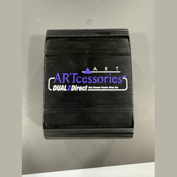 Černý obdélníkový box z plastu nebo kovu s žebrovanými okraji. Na horní straně je bílý obdélníkový štítek s nápisy ART, ARTccessories™ a DUALZ Direct…