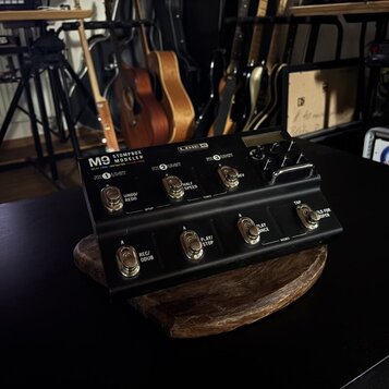 Černý efektový pedál Line 6 M9 STOMPBOX MODELER. Na horní části jsou tři sekce FX 1 UNIT, FX 2 UNIT a FX 3 UNIT s ovládacími tlačítky a nápisy jako U…