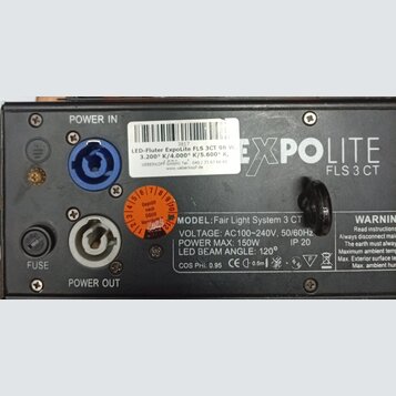 Záběr na zadní panel černého elektronického zařízení. Na povrchu je bílý nápis EXPOLITE FLS 3 CT a štítek s textem LED-Fluter ExpoLite FLS 3CT 98 W,…