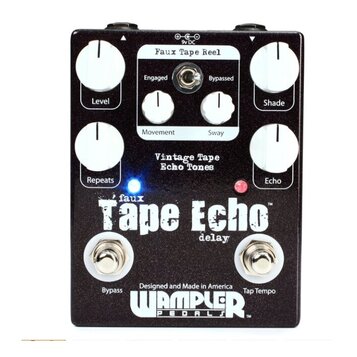 Černý efekt pedál s nápisem faux Tape Echo delay a logem WAMPLER PEDALS. Obsahuje čtyři velké bílé otočné knoflíky s popisky Level, Repeats, Shade a…