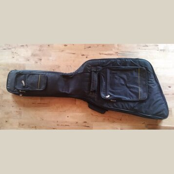 Černý poloměký pouzdro (gig bag) na kytaru s dvěma zipovými kapsami na přední straně. Povrch je z černé textilie s jemnými žlutými lemovými detaily.…