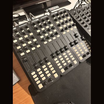 Fotografie zobrazuje čtyři identické černé míchací konzole značky ALLEN & HEATH a XONE, které jsou umístěny vedle sebe. Každé zařízení má řadu bílých…