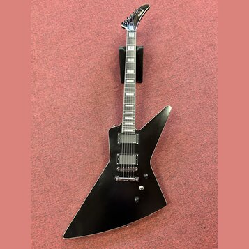 Černá elektrická kytara s ostrými hranami korpusu v tvaru šípu. Na hlavě hmatníku je bílý nápis Epiphone. Nástroj má dva humbuckery, jeden ovládací k…