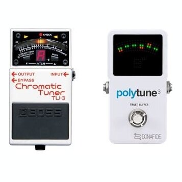 Fotografie zobrazuje dva kytarové ladičky v bílém provedení. Vlevo je pedál značky BOSS s nápisy Chromatic Tuner TU-3, OUTPUT, INPUT a BYPASS. Vpravo…