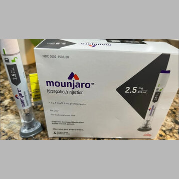 Na fotografii není žádný hudební nástroj ani příslušenství, ale krabička a injekční pero s názvem mounjaro (tirzepatide) injection. Na obalu je uvede…
