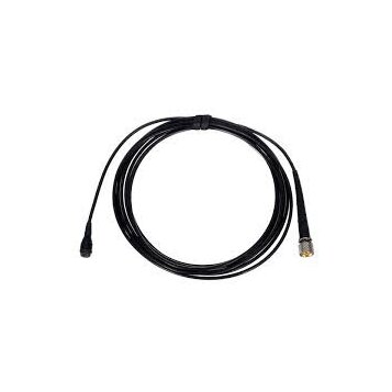 Černý audio kabel svázaný v kruh. Na koncích jsou dva různé konektory, z nichž jeden je kovový se zlatým povrchem. Na kabelu nejsou viditelné žádné z…