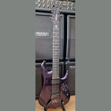 Fialová elektrická kytara s tmavým hmatníkem a dvěma humbuckery. Na hlavě je svisle napsáno "Mayones" a nahoře je podpis. Spodní část korpusu obsahuj…