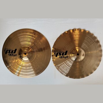 Dva mosazné činely s koncentrickým žebrováním. Na obou je černé logo Paiste a nápis ps5. Levý činel má nápis 14" SQUARED EDGE HI-HATS TOP a pravý náp…