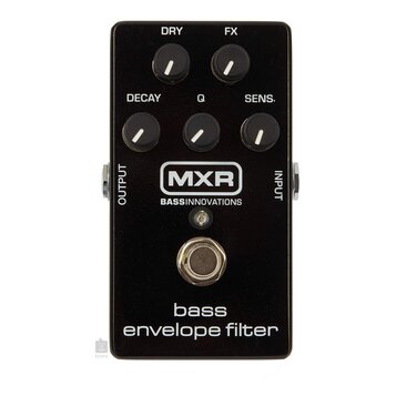 Černý kytarový efekt s pěti ovládacími knoflíky popsanými jako DRY, FX, DECAY, Q a SENS. Uprostřed je bílé logo MXR a pod ním nápis BASSINNOVATIONS.…